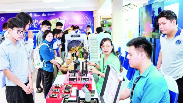 Sinh viên tham quan triển lãm trưng bày sản phẩm tại hội nghị “Thúc đẩy hợp tác ba nhà trong lĩnh vực công nghiệp”. (Ảnh CTV)