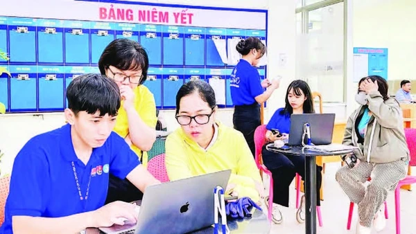 Sinh viên hỗ trợ người dân thực hiện thủ tục hành chính.