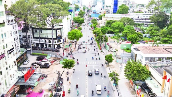 Di dời hạ tầng kỹ thuật phục vụ thi công tuyến Metro Bến Thành-Suối Tiên đoạn qua địa bàn khu vực trung tâm. (Ảnh THẾ ANH)