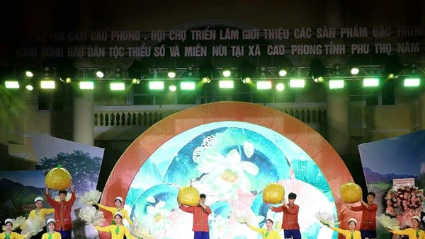 Tiết mục văn nghệ đặc sắc mang biểu tượng cam Cao Phong tại lễ hội.