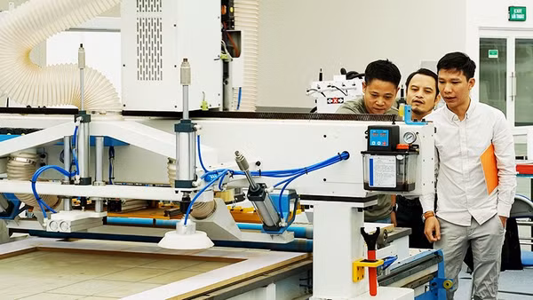Các doanh nghiệp luôn cần vốn để đầu tư trang thiết bị mở rộng sản xuất, kinh doanh. Ảnh: NAM NGUYỄN
