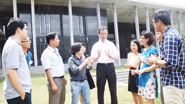 Các nhà khoa học trẻ từ nhiều quốc gia cùng nhau thảo luận, chia sẻ ý tưởng, mở rộng tri thức tại Trung tâm ICISE.