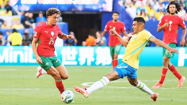 ĐT Brazil (áo sáng) thi đấu thất vọng trong trận ra quân World Cup gặp Morocco.