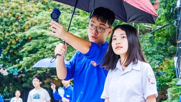 Tình nguyện viên giúp sức cho thí sinh kỳ thi vào 10 tại Hà Nội năm 2026.
