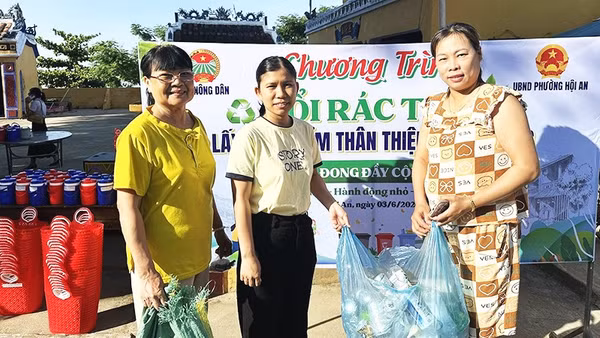 Người dân mang rác thải đến đổi lấy các vật dụng thiết yếu. 