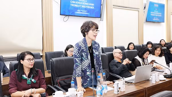 Văn nghệ sĩ tham gia góp ý xây dựng nội dung cho các ấn phẩm của Báo Nhân Dân. Ảnh: KHIẾU MINH