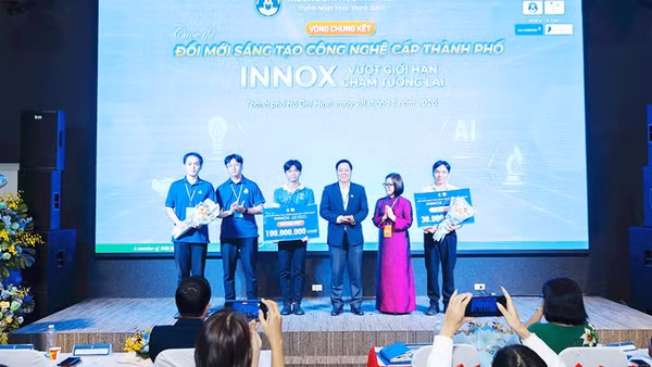 Nhóm đoạt Giải đặc biệt và Giải nhất tại cuộc thi năm nay. Ảnh: THẢO TRƯƠNG