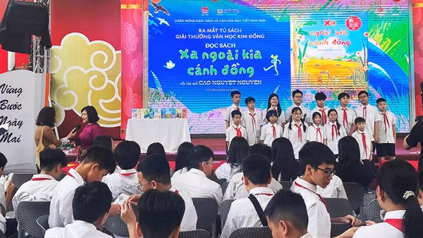 Việc tổ chức các buổi giao lưu, ra mắt sách tạo thêm không gian để học sinh đến với sách.