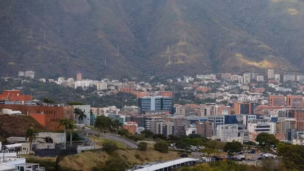 Tòa nhà Đại sứ quán Mỹ (trái) ở Caracas, Venezuela. (Ảnh: THX/TTXVN)
