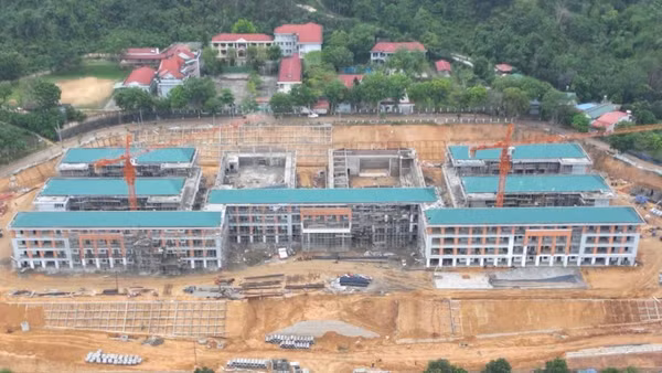 Toàn cảnh công trường đang được gấp rút hoàn thiện sau kỳ nghỉ lễ 30/4-1/5.