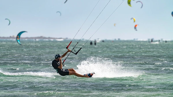 Các vận động viên lướt đi trên mặt sóng với tốc độ cao, thể hiện kỹ thuật điêu luyện và tinh thần chinh phục đại dương.