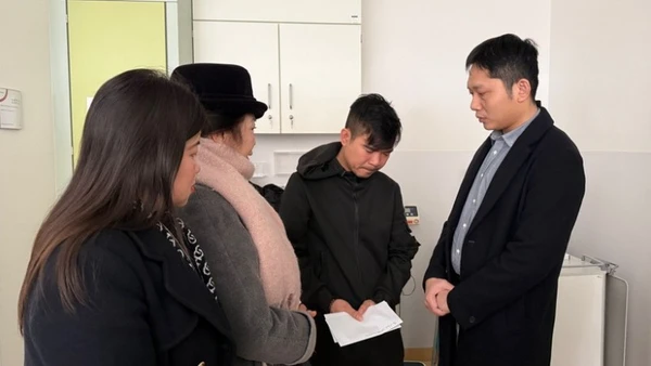 Tham tán Vũ Sơn Tùng (ngoài cùng, bên phải) thăm hỏi và động viên anh Nguyễn Hồng K. (Ảnh: Thu Hằng/TTXVN)