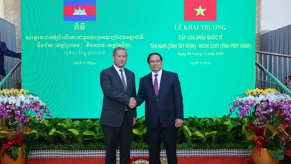 Thủ tướng Chính phủ Phạm Minh Chính và Thủ tướng Campuchia Hun Manet bắt tay trước khi vào hội đàm. (Ảnh: VGP/Nhật Bắc)