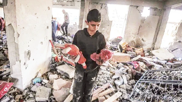 Hiện trường vụ không kích tại Gaza. (Ảnh ANADOLU AGENCY)