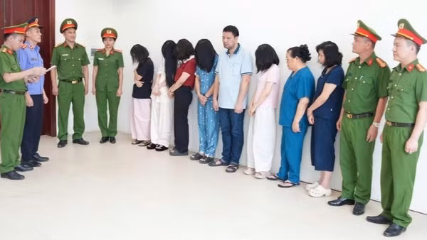 Cơ quan Cảnh sát điều tra Công an tỉnh Nghệ An đọc lệnh khởi tố vụ án, khởi tố 10 bị can về tội “Lừa dối khách hàng”.