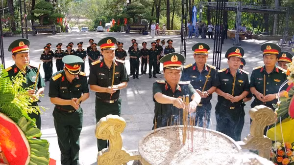 Trung tướng Hà Thọ Bình, Tư lệnh Quân khu 4 và đoàn công tác dâng hương tại Nghĩa trang liệt sĩ quốc gia Trường Sơn.