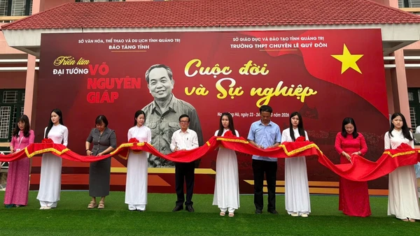 Ban tổ chức cắt băng khai mạc triển lãm “Đại tướng Võ Nguyên Giáp - Cuộc đời và sự nghiệp”.