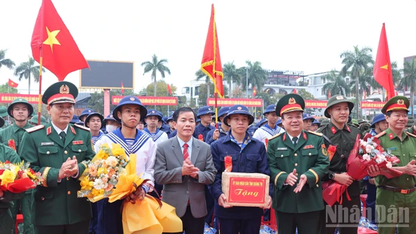 Bí thư Tỉnh ủy Nguyễn Văn Phương, Thiếu tướng Lê Văn Vỹ, Phó Tham mưu trưởng Quân khu 4 và lãnh đạo các ban, sở, ngành, địa phương tặng hoa động viên tân binh lên đường nhập ngũ.