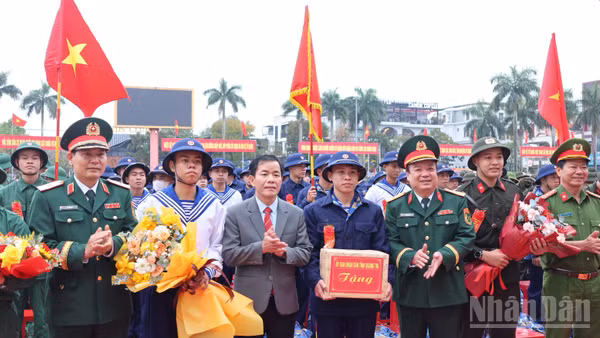 Bí thư Tỉnh ủy Nguyễn Văn Phương, Thiếu tướng Lê Văn Vỹ, Phó Tham mưu trưởng Quân khu 4 và lãnh đạo các ban, sở, ngành, địa phương tặng hoa động viên tân binh lên đường nhập ngũ.