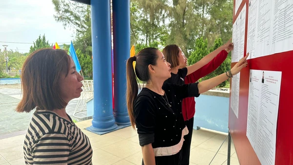 Cử tri đặc khu Cồn Cỏ theo dõi danh sách, tiểu sử người ứng cử.