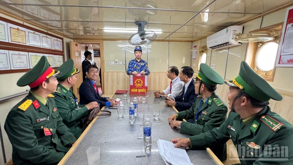Cán bộ, chiến sĩ lực lượng Hải quân tham gia bỏ phiếu trên biển.
