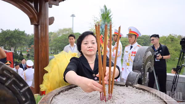 Phó Thủ tướng Chính phủ Phạm Thị Thanh Trà dâng hương tại Đài tưởng niệm trung tâm, Di tích quốc gia đặc biệt Thành Cổ Quảng Trị.