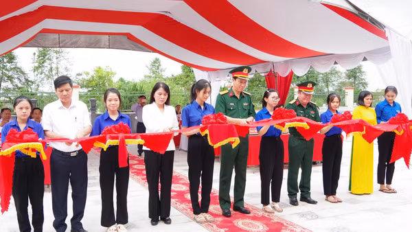 Các đại biểu cắt băng khánh thành công trình.
