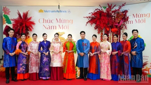 Vietnam Airlines mang không khí Tết cổ truyền lan tỏa trên từng chuyến bay.