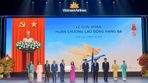 Phó Chủ tịch nước Võ Thị Ánh Xuân trao Huân chương Lao động hạng Ba cho Tổng công ty Hàng không Việt Nam. (Ảnh: VNA)