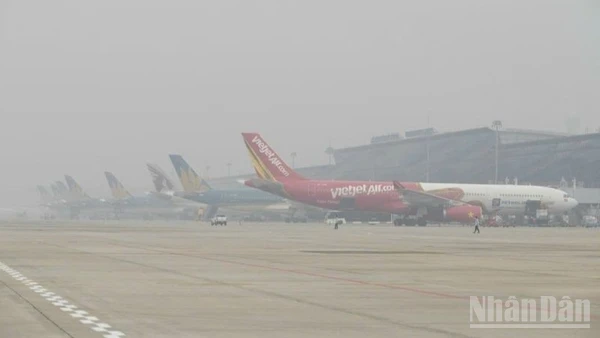 Sáng sớm 27/1, khu vực sân bay Nội Bài sương mù dày đặc, ảnh hưởng khai thác, nhiều chuyến bay buộc phải dừng khai thác, thay đổi giờ cất-hạ cánh.
