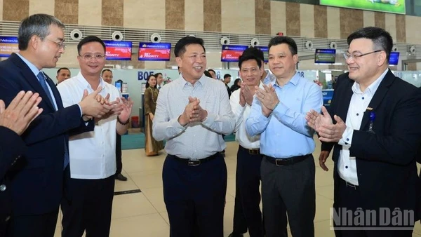 Bộ trưởng Xây dựng Trần Hồng Minh thị sát tại Nhà ga T1 Cảng Hàng không quốc tế Nội Bài.