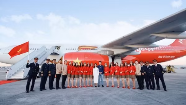 Trong sắc đỏ rực rỡ lấp lánh ngôi sao vàng kiêu hãnh, những tiếp viên hàng không Vietjet tỏa sáng bằng vẻ đẹp tự tin, chuyên nghiệp và đầy cảm hứng.