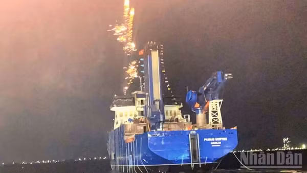 Công ty đóng tàu Hạ Long (đơn vị thành viên của Tổng công ty Công nghiệp tàu thủy-SBIC) hạ thủy thành công tàu dịch vụ điện gió ngoài khơi CSOV 9020-YN552211 vào lúc 19 giờ 15 phút ngày 8/4.