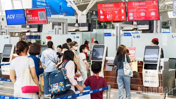 Nhân viên Cảng Hàng không quốc tế Nội Bài đã phối hợp nhịp nhàng, dành riêng cho những hành khách "đặc biệt" một trải nghiệm bay thú vị với nhịp độ chậm hơn, đầy kiên nhẫn.