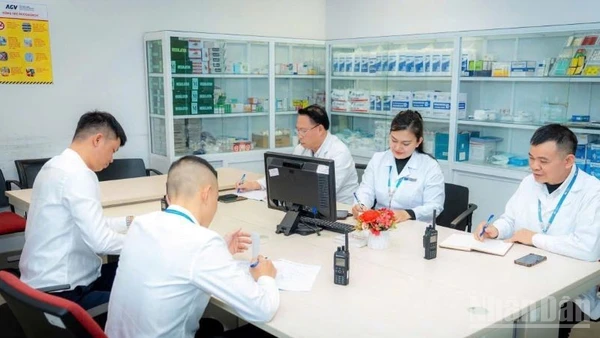 Các y, bác sĩ Đội Y tế khẩn nguy Nội Bài hội ý chuyên môn tại phòng trực chỉ huy.