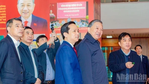 Ông Hồ Minh Hoàng, Chủ tịch Tập đoàn Đèo Cả báo cáo với Tổng Bí thư Tô Lâm và đoàn đại biểu tại triển lãm 10 sự kiện nổi bật tỉnh Cao Bằng.