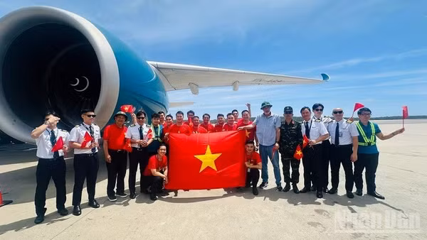13 giờ 30 phút ngày 9/7 (giờ địa phương), chuyến bay VN69 hành trình Venezuela-Hà Nội của Vietnam Airlines đã cất cánh từ sân bay quốc tế Simón Bolívar (Caracas, Venezuela), đưa 124 cán bộ, chiến sĩ hoàn thành nhiệm vụ hỗ trợ nhân đạo tại Venezuela trở về nước.
