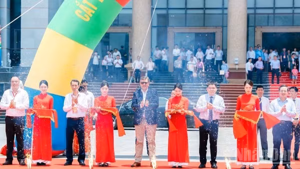Các đại biểu thực hiện nghi thức bấm nút xuất hành các chuyến xe container vận chuyển vải thiều Lục Ngạn đầu tiên của mùa vải năm nay vào chuỗi siêu thị GO!, Tops Market, mini go! trên toàn quốc.