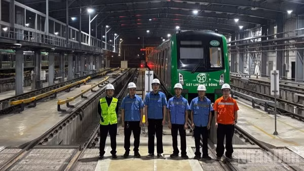 Anh em công nhân bảo dưỡng tàu sau khi hoàn thành ca làm việc.
