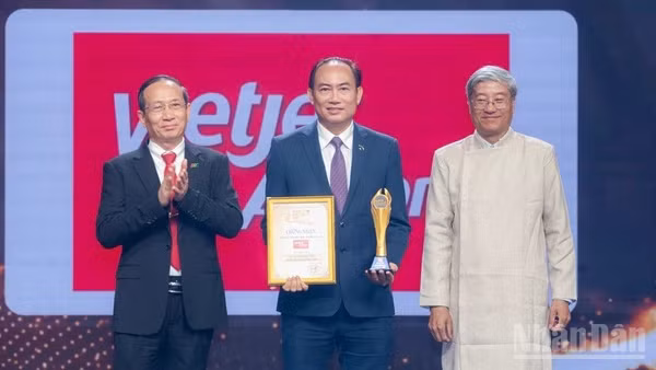 Đại diện Vietjet nhận giải thưởng “Dấu ấn Thương hiệu Việt hướng tới tăng trưởng xanh” tại Lễ vinh danh Made by Vietnam 2026 - Dấu ấn Thương hiệu Việt.
