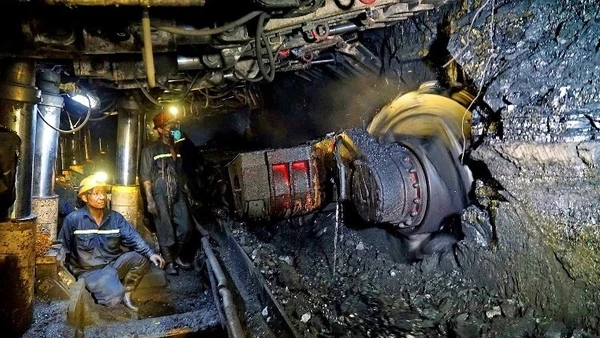 Công ty Than Hà Lầm khai thác trong hầm lò bằng máy khấu than hiện đại.