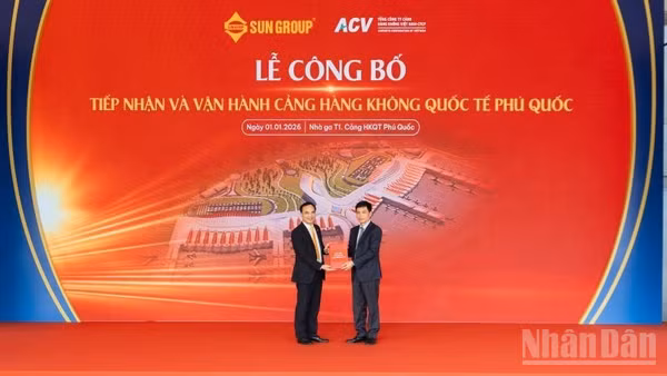 Đại diện Công ty cổ phần Cảng hàng không Mặt trời (SAC, đơn vị thành viên thuộc Tập đoàn Sun Group), chính thức đón nhận Giấy phép kinh doanh Cảng hàng không từ Thứ trưởng Xây dựng Lê Anh Tuấn.