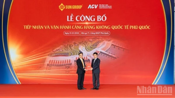 Đại diện Công ty cổ phần Cảng hàng không Mặt trời (SAC, đơn vị thành viên thuộc Tập đoàn Sun Group), chính thức đón nhận Giấy phép kinh doanh Cảng hàng không từ Thứ trưởng Xây dựng Lê Anh Tuấn.