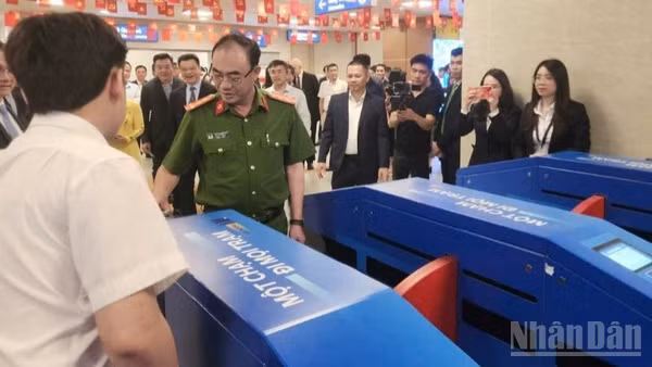 Các đại biểu trải nghiệm hệ thống kiểm soát vé tự động ứng dụng định dạng sinh trắc học.