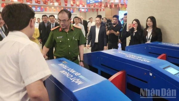 Các đại biểu trải nghiệm hệ thống kiểm soát vé tự động ứng dụng định dạng sinh trắc học.