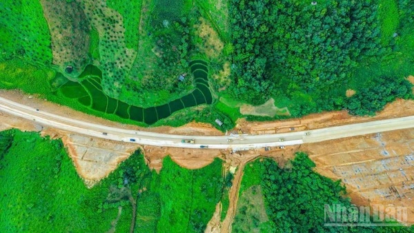 Công trường thi công đường cao tốc Đồng Đăng-Trà Lĩnh lúc nào cũng rộn ràng tiếng máy móc thi công.