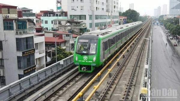 Trong 9 ngày Tết vừa qua, Hà Nội Metro vận hành an toàn tuyệt đối 3.333 lượt tàu chở khách, sản lượng hành khách đạt hơn 243 nghìn lượt, tăng hơn 32% so với dịp Tết năm 2025.