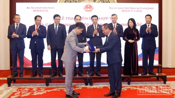 Ông Lê Hồng Hà, Tổng giám đốc Vietnam Airlines, trao biên bản ghi nhớ với ông Hu Yangyang, Chủ tịch Beijing Shuozoujiuzou Technology Co., Ltd.