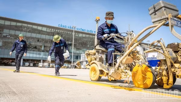 Dù dưới chân là nền nhiệt 71 độ C, bên trên nắng xối cháy da, nhưng tất cả các công đoạn vẫn được triển khai tỉ mẩn, tuân thủ nghiêm ngặt quy trình an toàn.