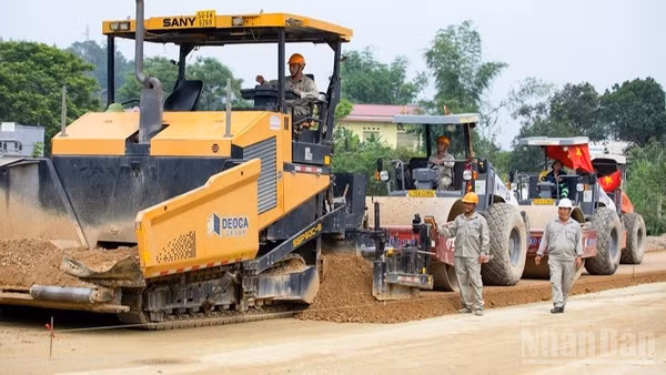 Lực lượng thi công hai tuyến cao tốc qua Cao Bằng và Lạng Sơn đang tận dụng tối đa điều kiện thời tiết, tranh thủ thi công hoàn thành dự án.